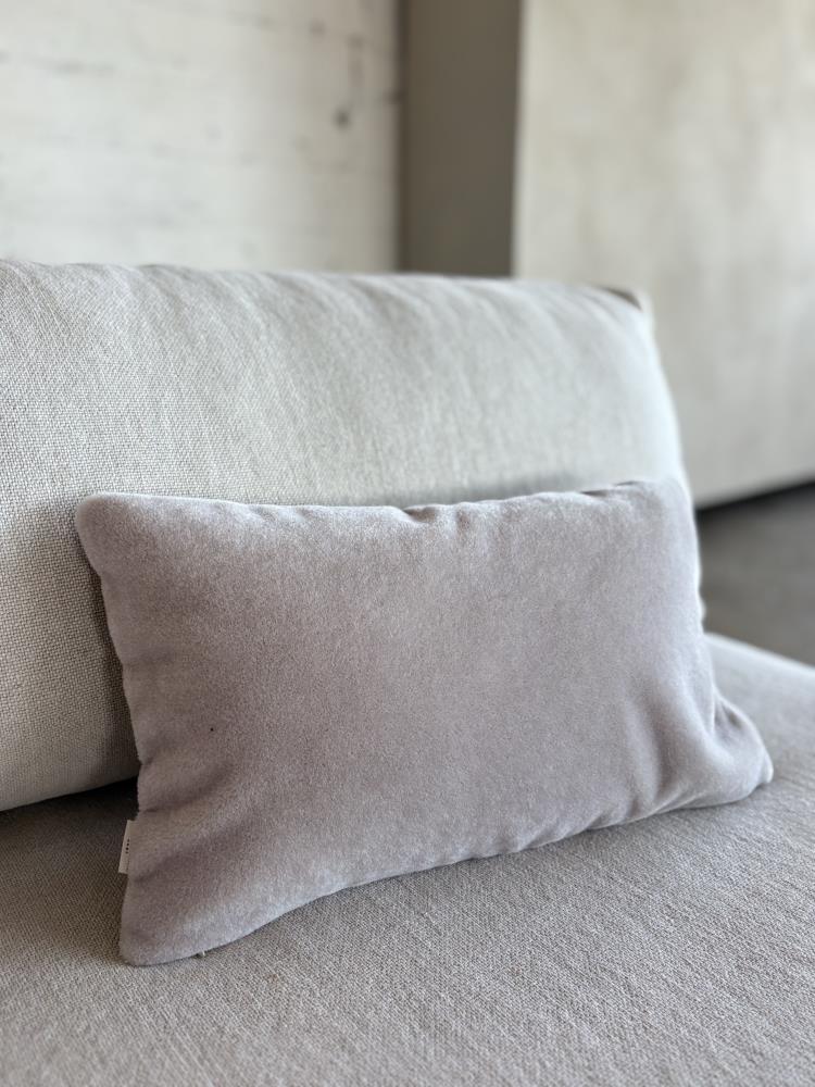 Mohair sierkussenhoes Amy lichtgrijs 50 x 30 cm